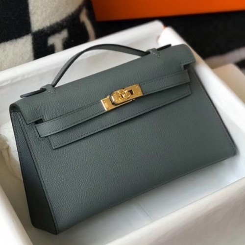 Stand out your style with this classic Kelly bag in Vert Amande